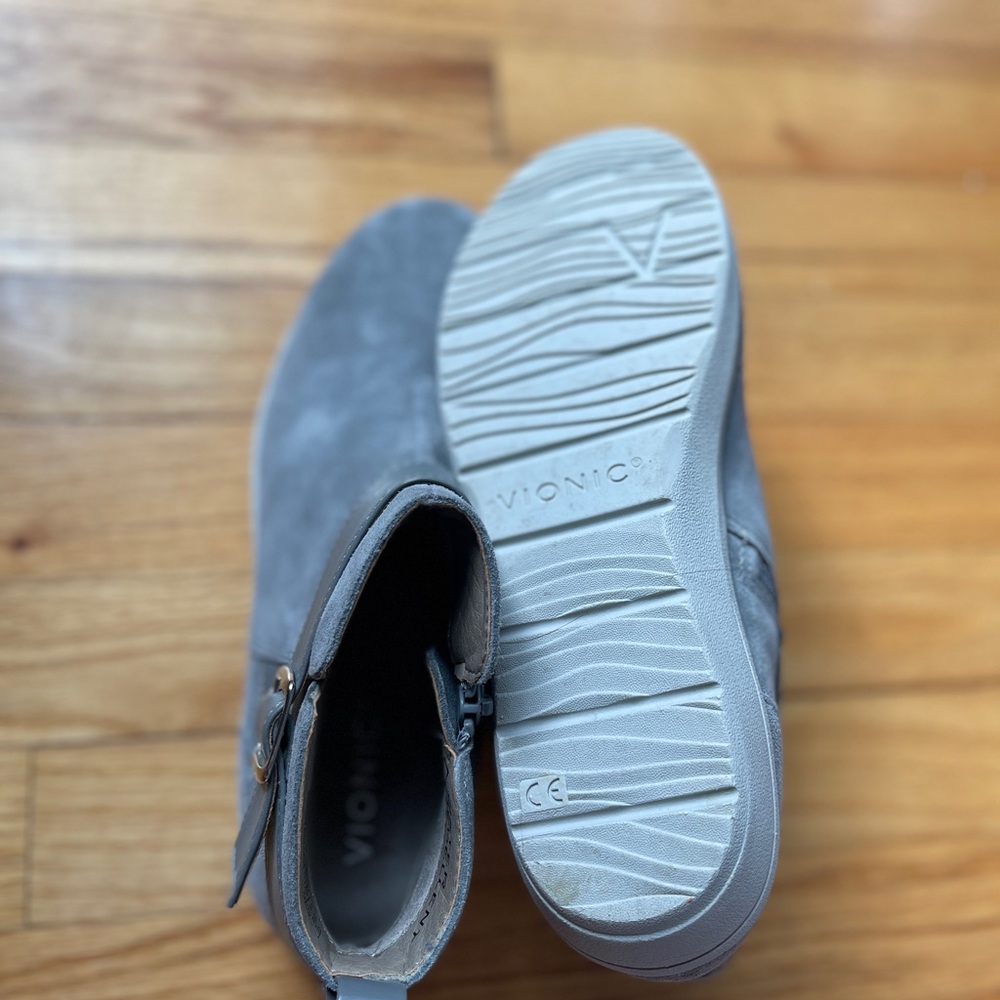 Vionic Gray Ankle Boots Water Repellent Comfort Orthotic Buckle Booties Sz 7.5 - Picture 4 of 8